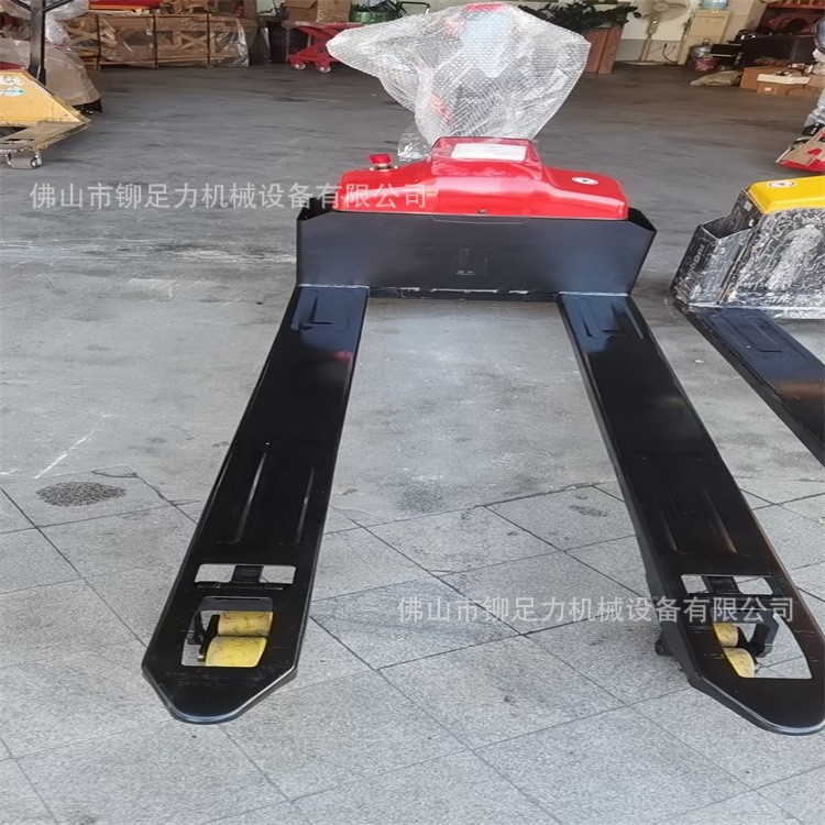 供應1.5噸電動式搬運叉車與2噸蓄電池鋰電款的電動搬運車價格