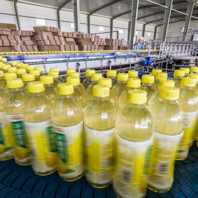 果汁飲料罐裝機，全自動三合一生產線設備 定量液體飲料罐裝機