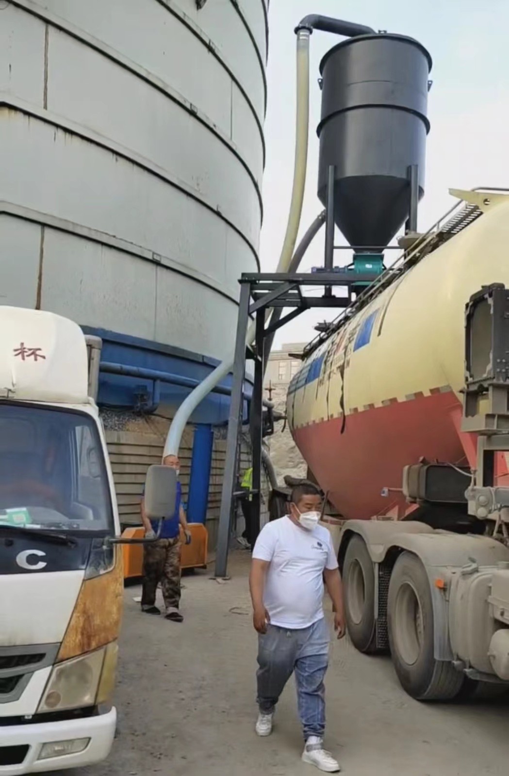 大連粉煤灰氣力吸灰機清庫裝車無塵氣力輸送機該機一小時30-40噸