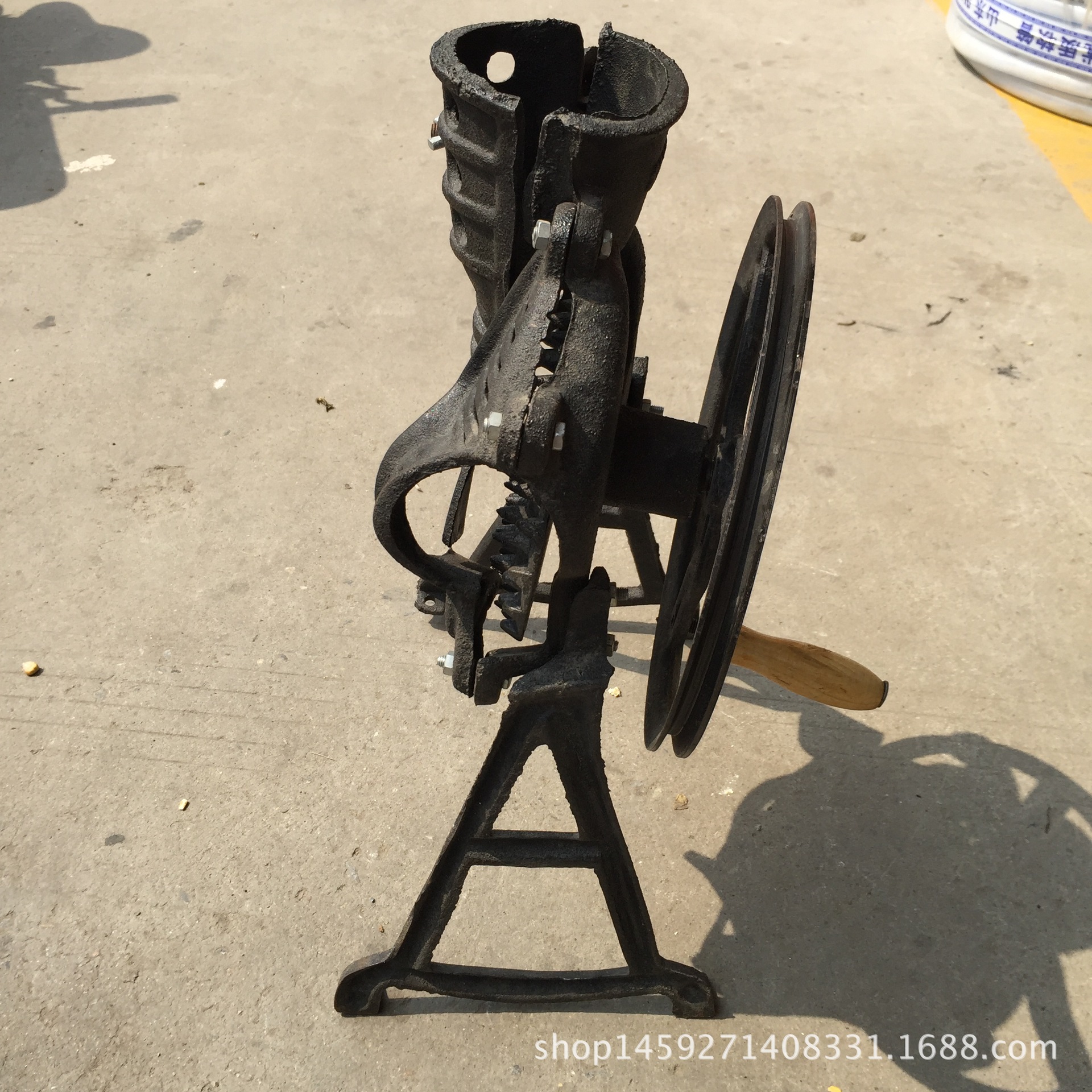 手動(dòng)鑄鐵玉米脫粒機(jī)