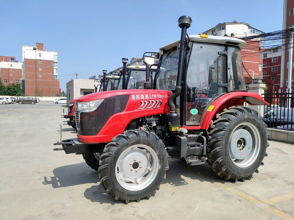 100馬力四驅(qū)農(nóng)用輪式拖拉機(jī)1004水旱田兩用節(jié)能省油拖拉機(jī)