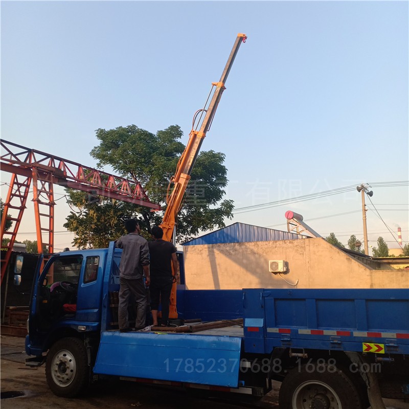 輕卡車安裝小型隨車吊機 貨車加裝小型折臂吊 吊臂可以折疊的吊機