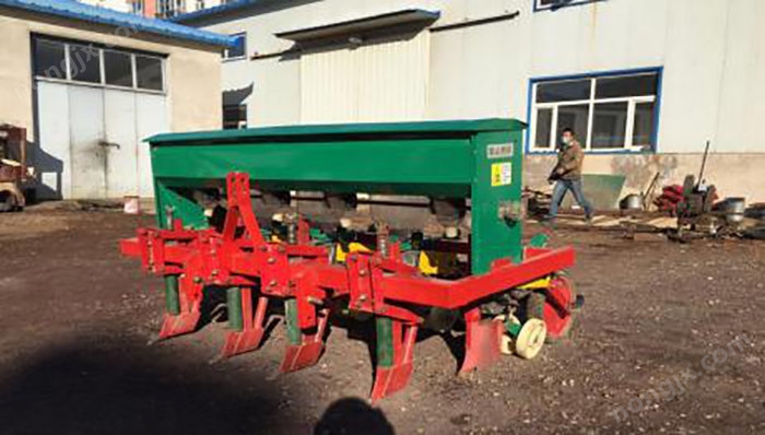 聚豐2BCF-4型倉轉(zhuǎn)式玉米精量播種機(jī)