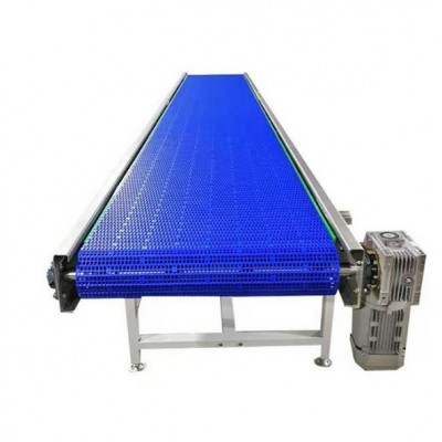 聚乙烯PE塑料鏈板轉(zhuǎn)彎輸送機(jī)物流快遞流水線PVC擋板式爬坡提升機(jī)