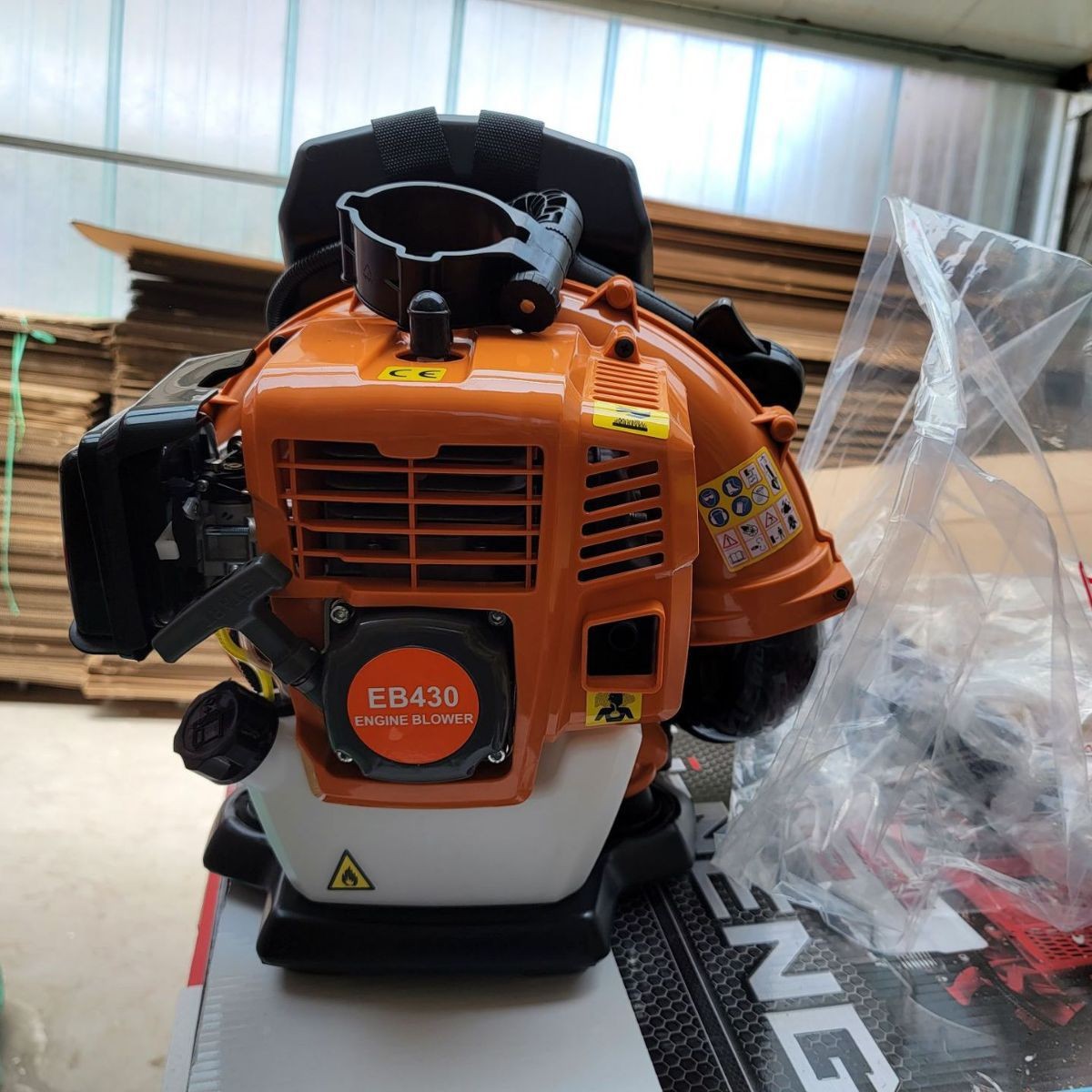 背負(fù)式風(fēng)冷二沖程大棚吹雪機(jī)路面沙子灰塵清掃汽油吹風(fēng)機(jī)風(fēng)力滅火