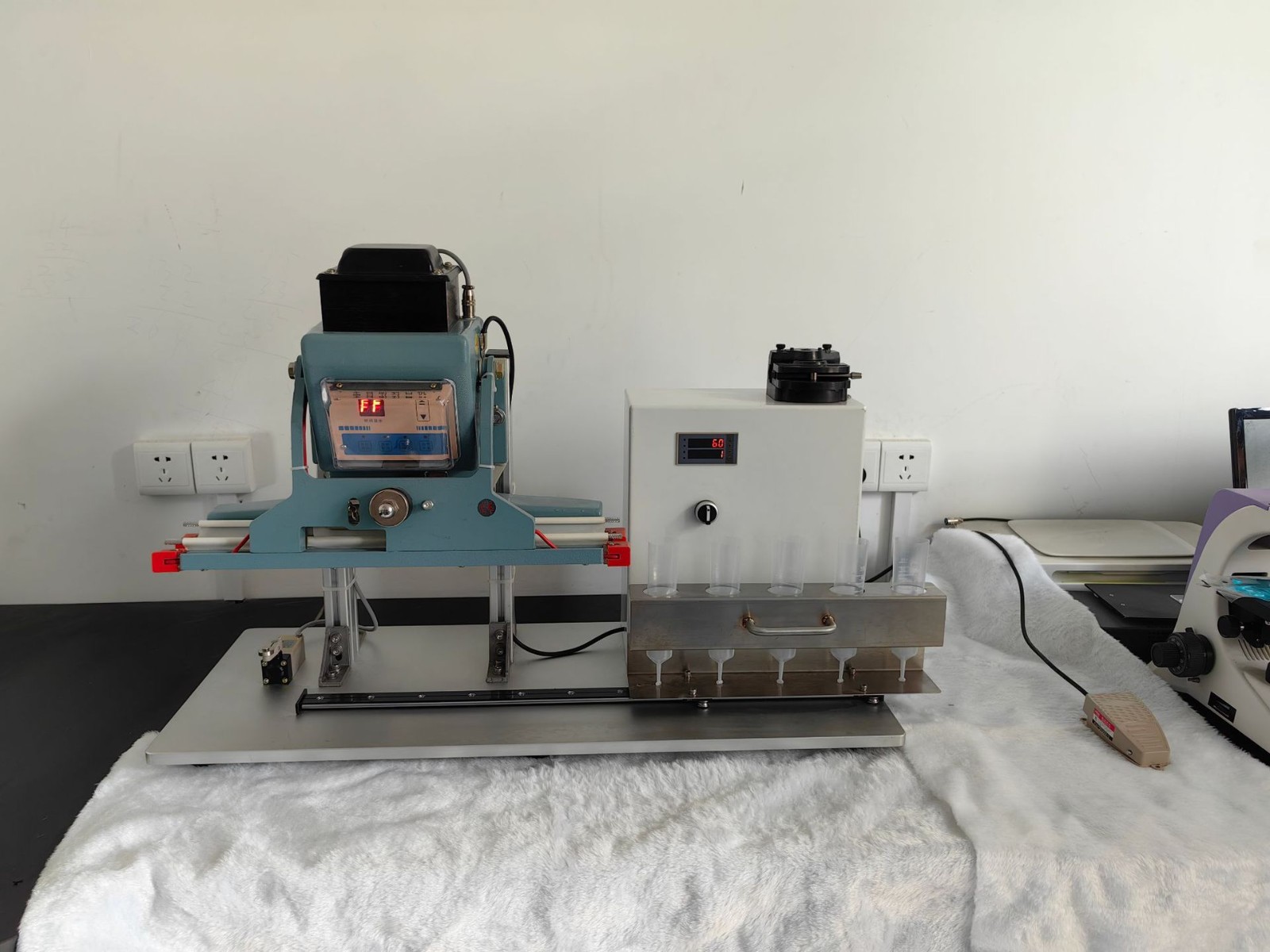 洛克牙膏瓶式封口機(jī)豬精液灌裝機(jī)加熱封口灌裝機(jī)