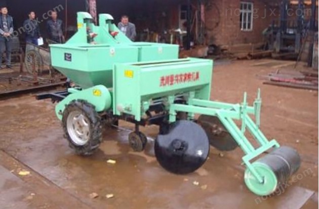 武川興農(nóng)2BM-2馬鈴薯施肥播種機(jī)