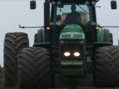 大馬力拖拉機(jī)加裝寬胎的翻地與播種作業(yè)