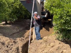 先進(jìn)的農(nóng)業(yè)機(jī)械，在柑橘園鋪設(shè)排水管