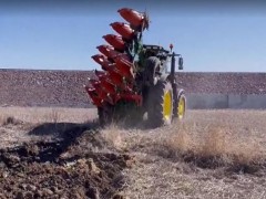霸氣的農(nóng)機(jī)，十個犁同時工作，耕地效率真是高